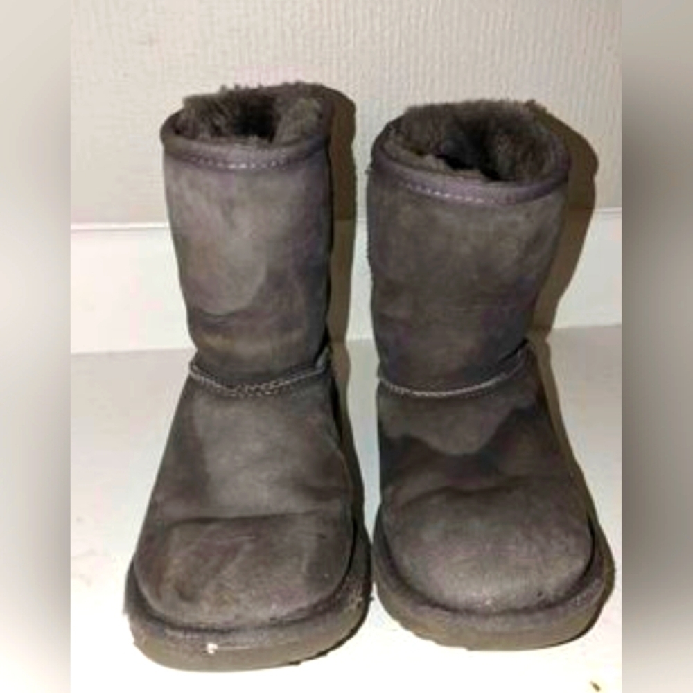 Kids UGGs Size 4 Gray Mid Height